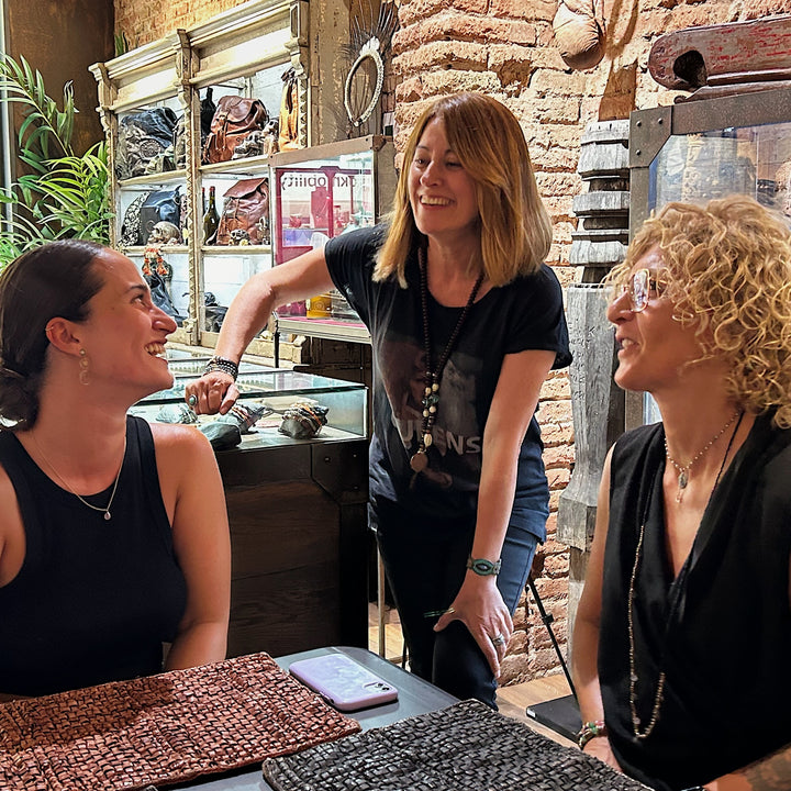 Artisanal jewelry workshop in Barcelona accompanied by wine and tapas