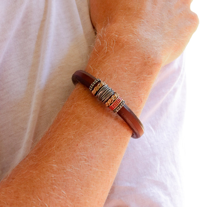 Leather bracelet with silver and bronze pieces