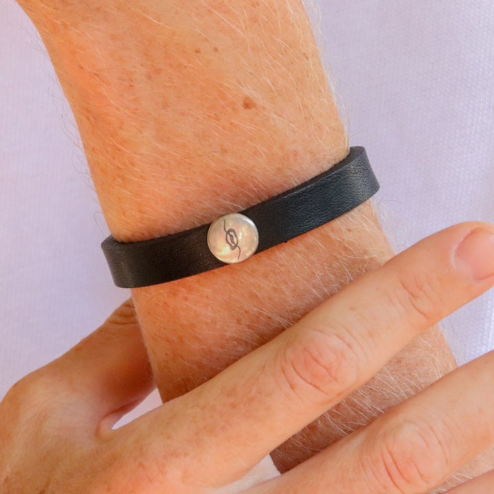 Lederarmband mit silbernem Stempel