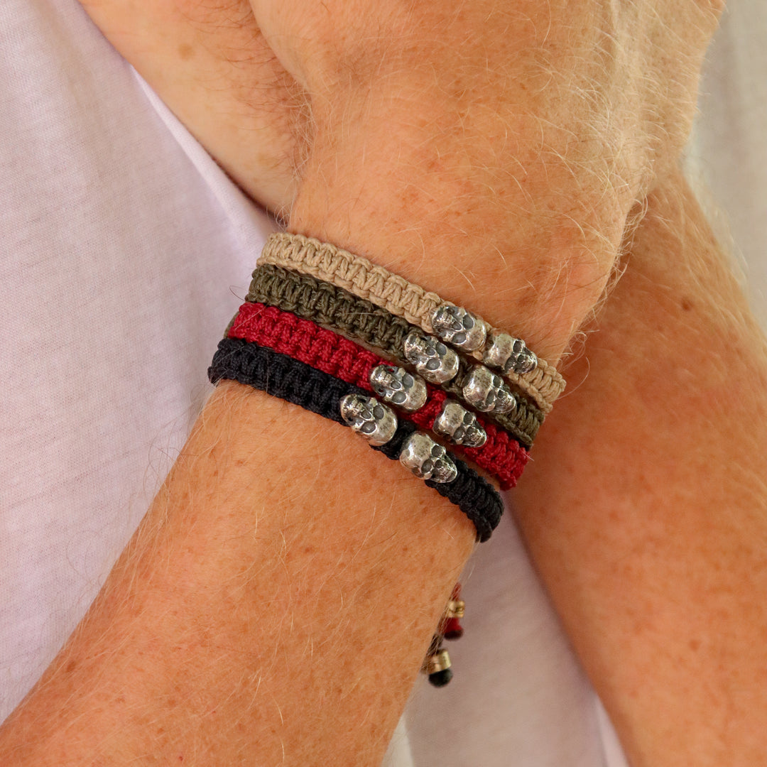 Beige nylon bracelet with silver skulls