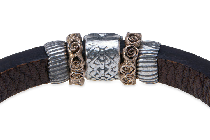 Lederarmband mit Silber-, Bronze- und Zirkonstücken