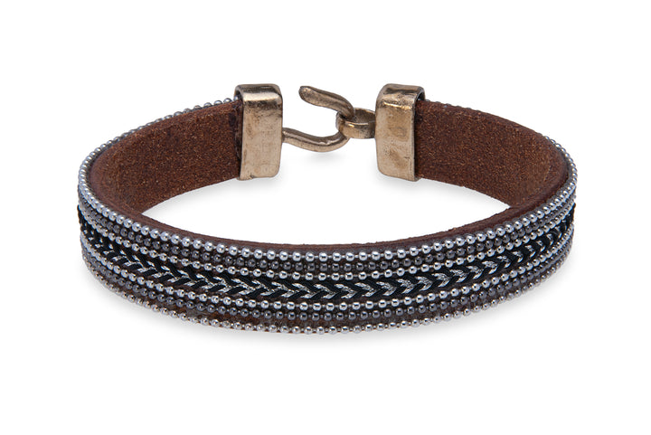 Lederarmband mit silbernen und schwarzen Besätzen