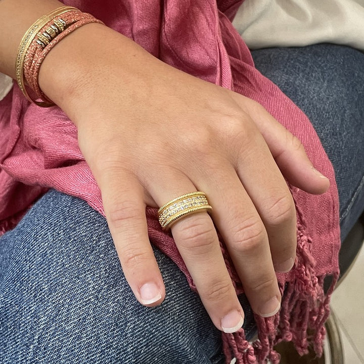 Anillo de bronce chapado en oro con circonitas blancas 3