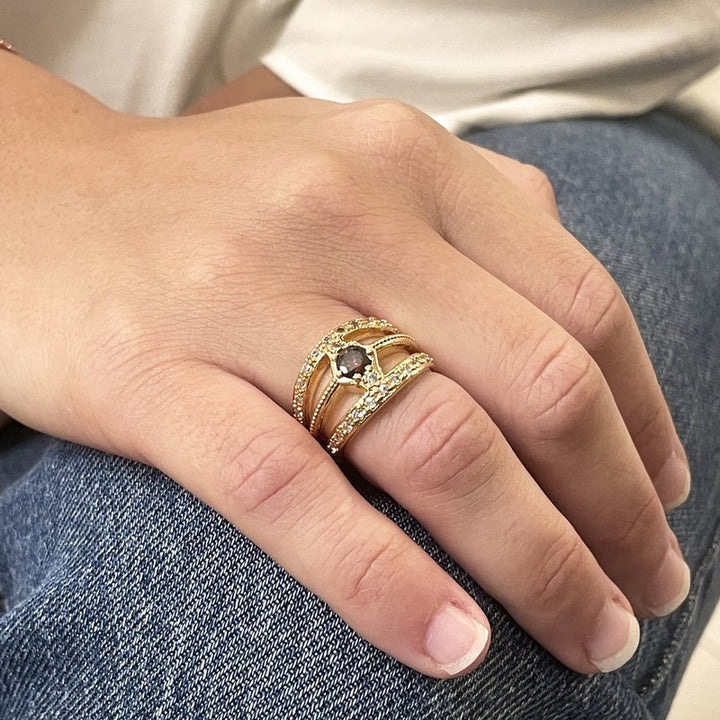 Anillo de bronce chapado en oro con circonitas blancas y circonita central marrón 3