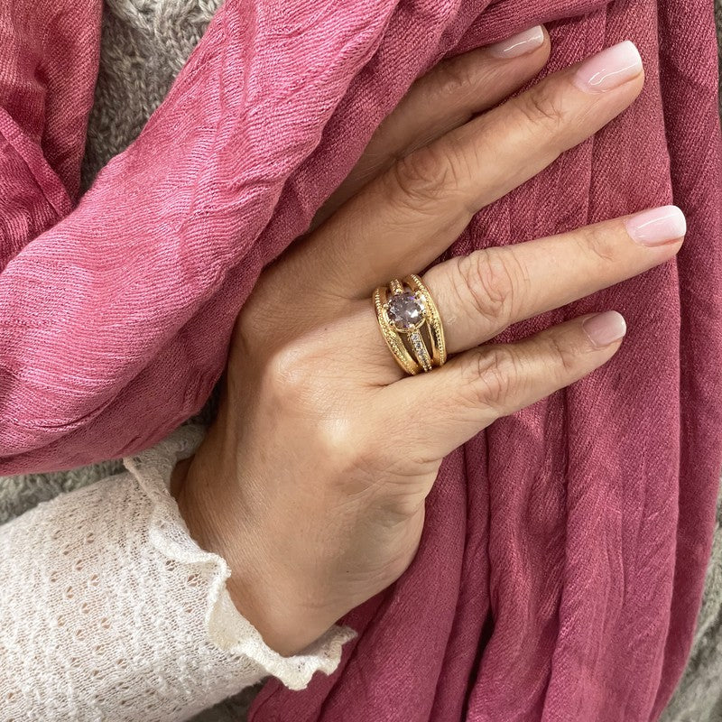 Anillo de bronce chapado en oro con circonitas blancas y piedra facetada marrón 3