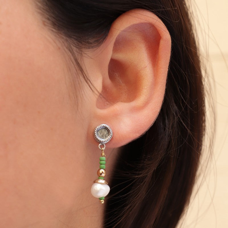 Pendientes de bolas verde con perla 2