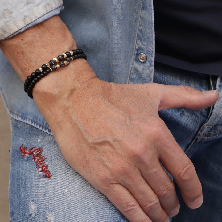 Pulsera de bolas de onix mate con calavera de bronce 4