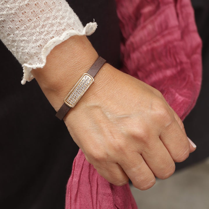 Pulsera de cuero con pieza de bronce y circonitas blancas 3