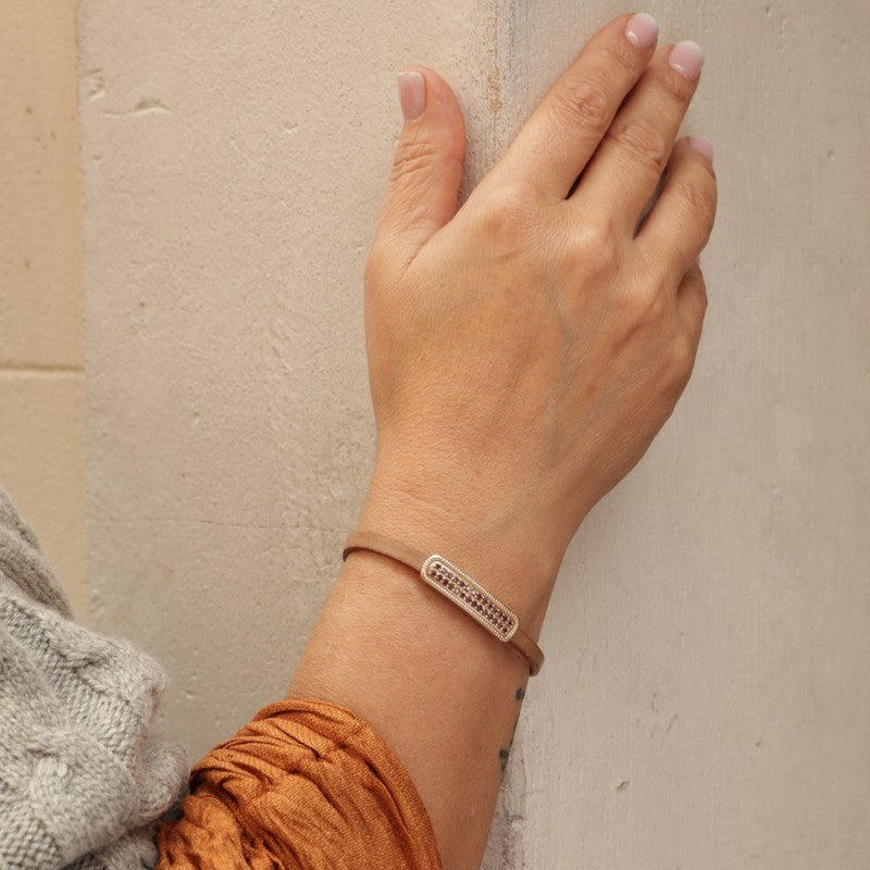 Pulsera de cuero con pieza de bronce y circonitas marrones 2