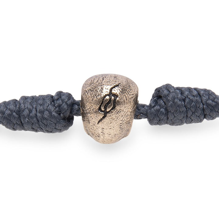 Pulsera de nylon gris con calavera de bronce 2