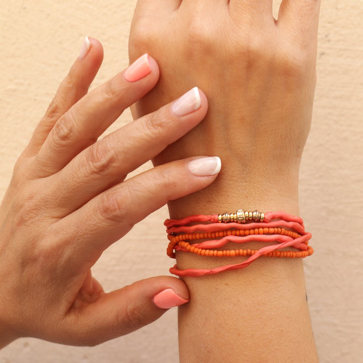 Pulsera doble de seda naranja con piezas de bronce 2