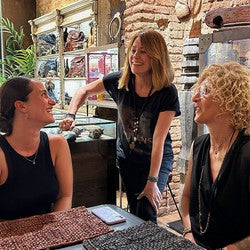 Taller artesanal de joyas en Barcelona acompañado de vino y tapas + 10% descuento en todos nuestros productos